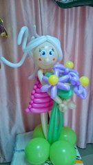 Фигура из воздушных шаров "девочка с букетом"